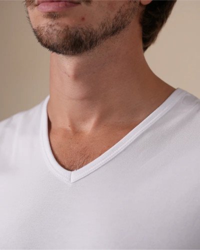 V-neck detail of the Alan Red Occident white men's tank top