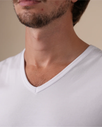 V-neck detail of the Alan Red Occident white men's tank top