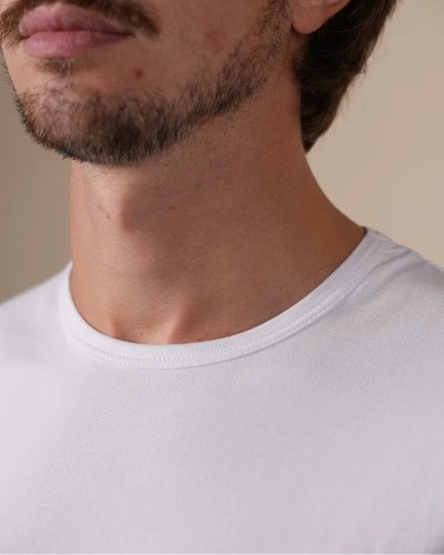 Detail of the crew neck on the Alan Red Orlando white men's tank top