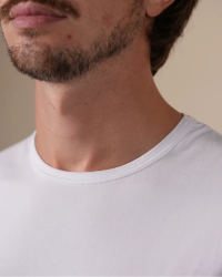 Detail of the crew neck on the Alan Red Orlando white men's tank top
