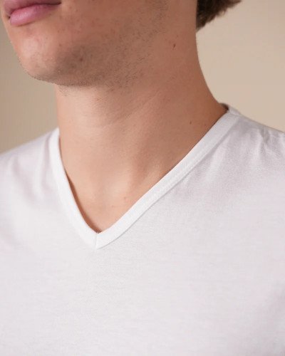 Detail of the V-neck on the Alan Red Minto white men's tank top
