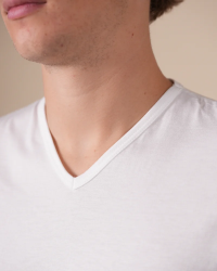 Detail of the V-neck on the Alan Red Minto white men's tank top