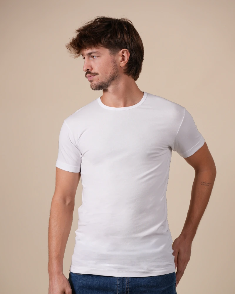 Alan Red Ottawa men's white short-sleeve crew-neck T-shirt with a slim fit, front view worn by model.