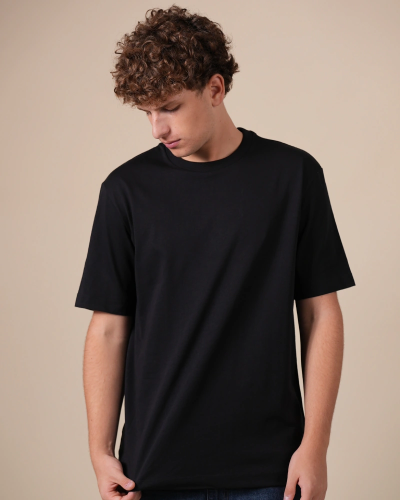 Alan Red Venice men's black short-sleeve crew-neck T-shirt with a regular fit, front view worn by model.